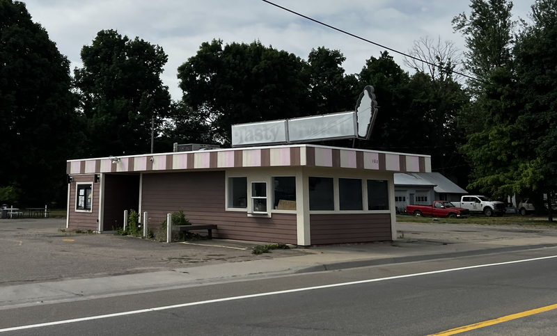 Charlotte Tasty Twist - July 2022 (newer photo)